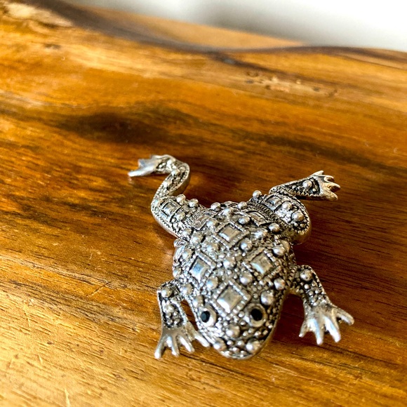 Jewelry - Leaping Frog Brooch